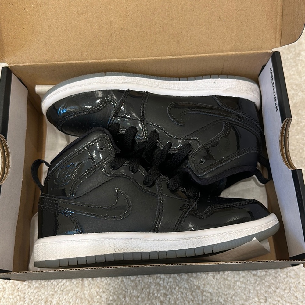 Kids Jordan 1 Mid SE. Size 11c.